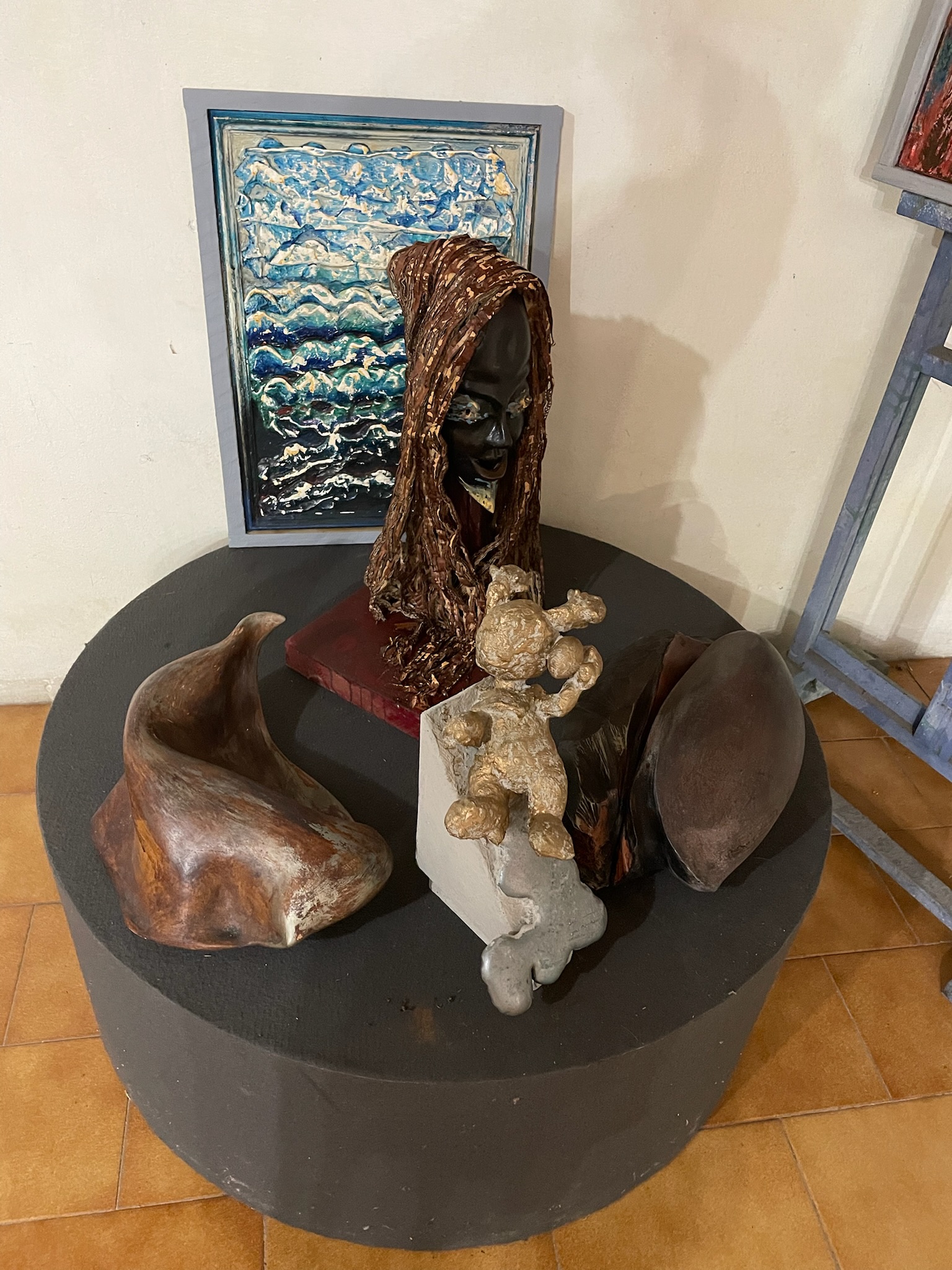 Montico House 04 - Entrance area - wooden sculpture and installation