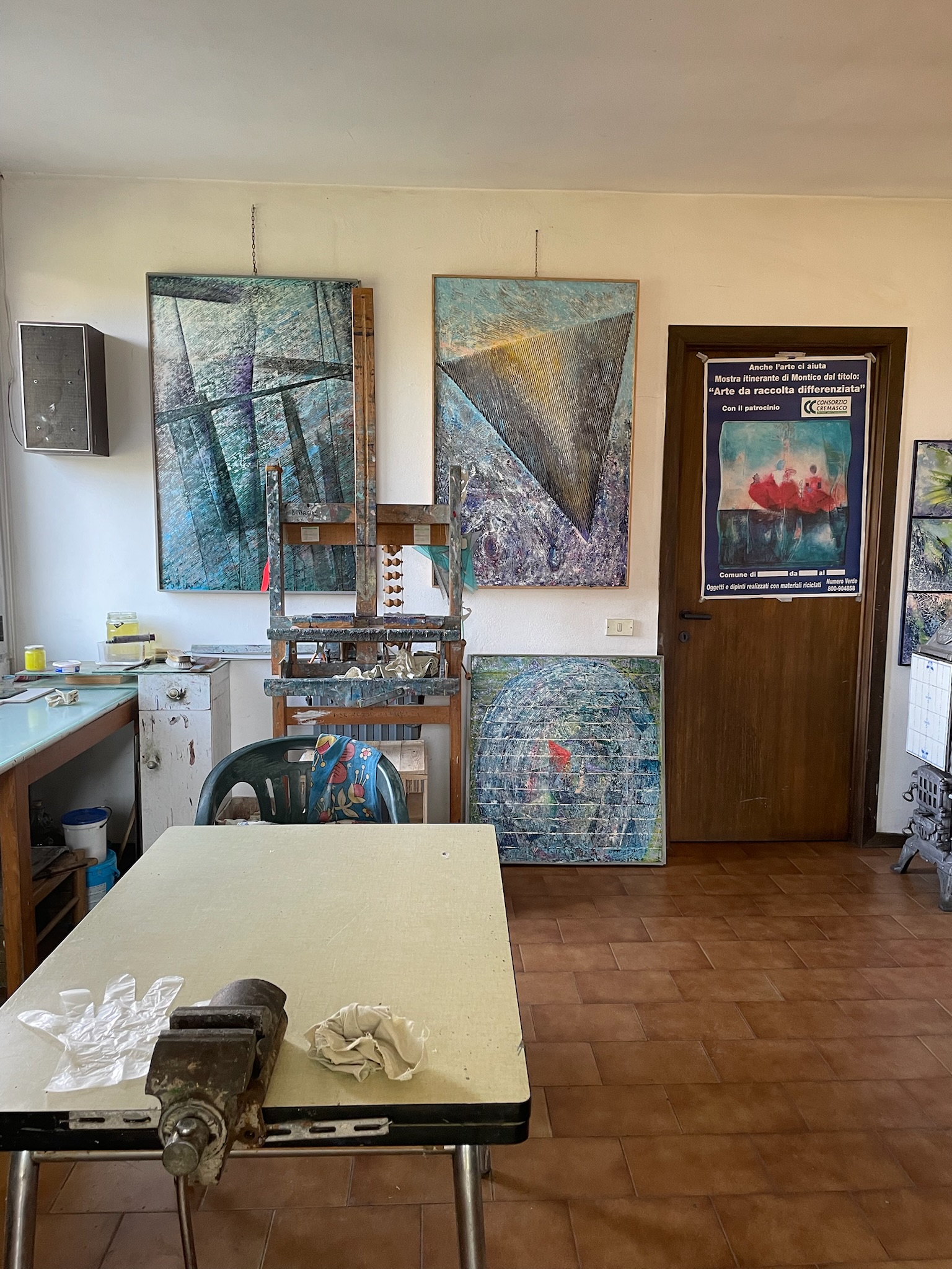 Montico House 07 - Study corner - desk and works on the wall