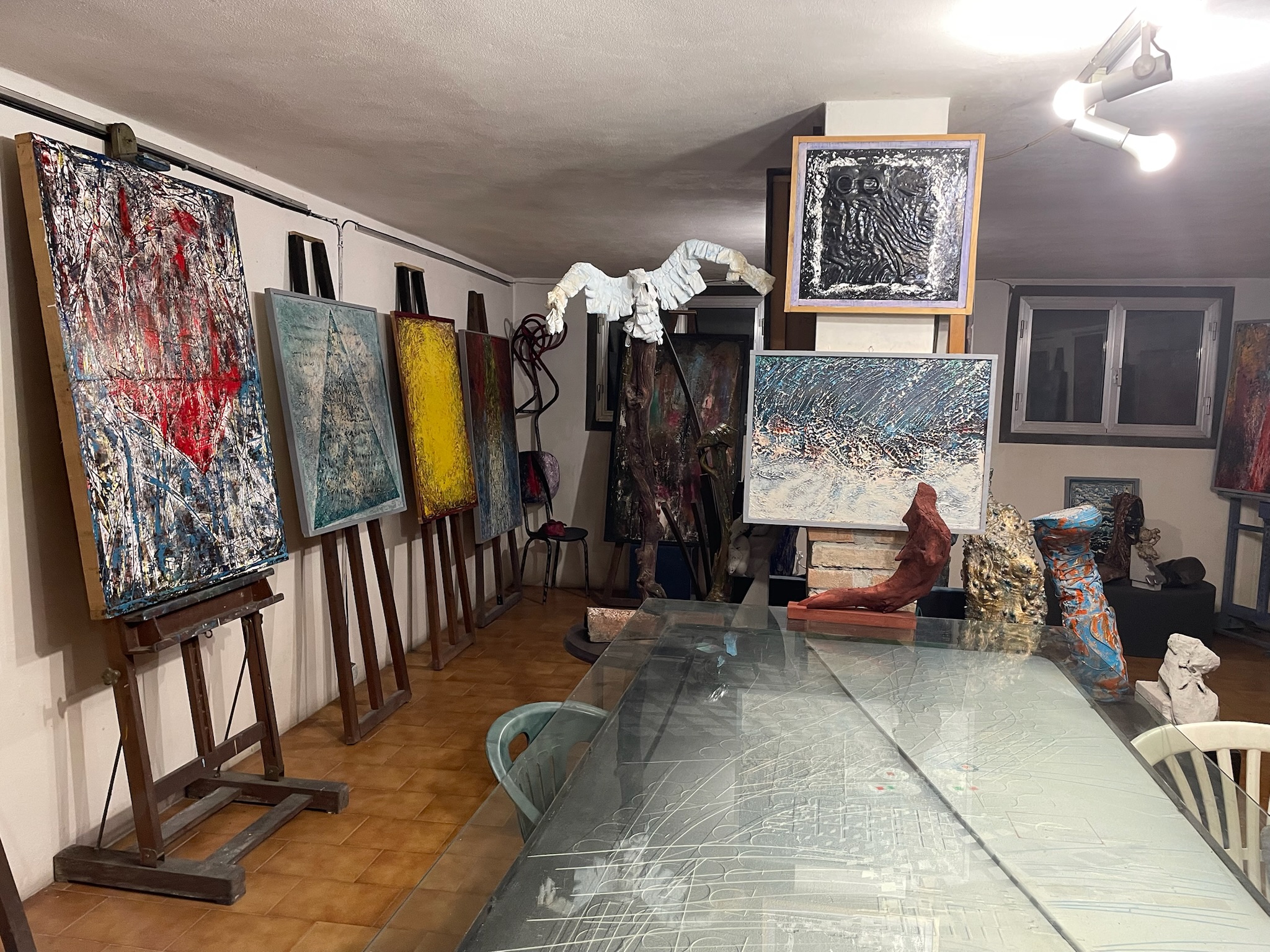 Montico House 12 - Studio hall - central table and easels