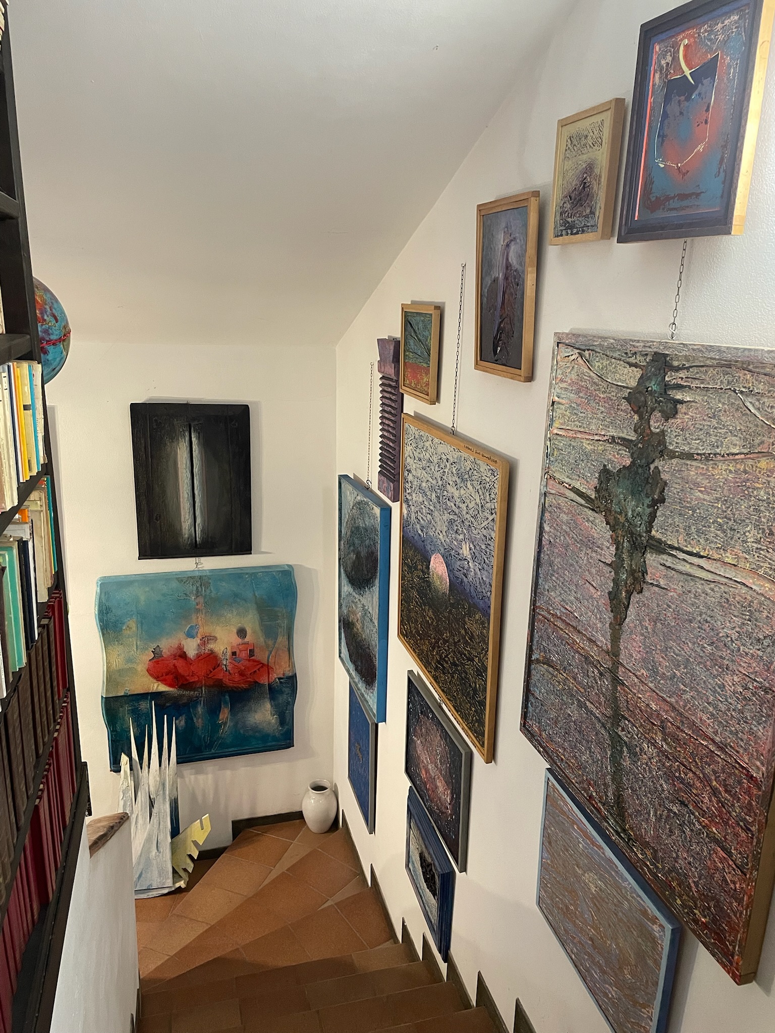 Montico House 14 - Artwork corridor - transition between rooms