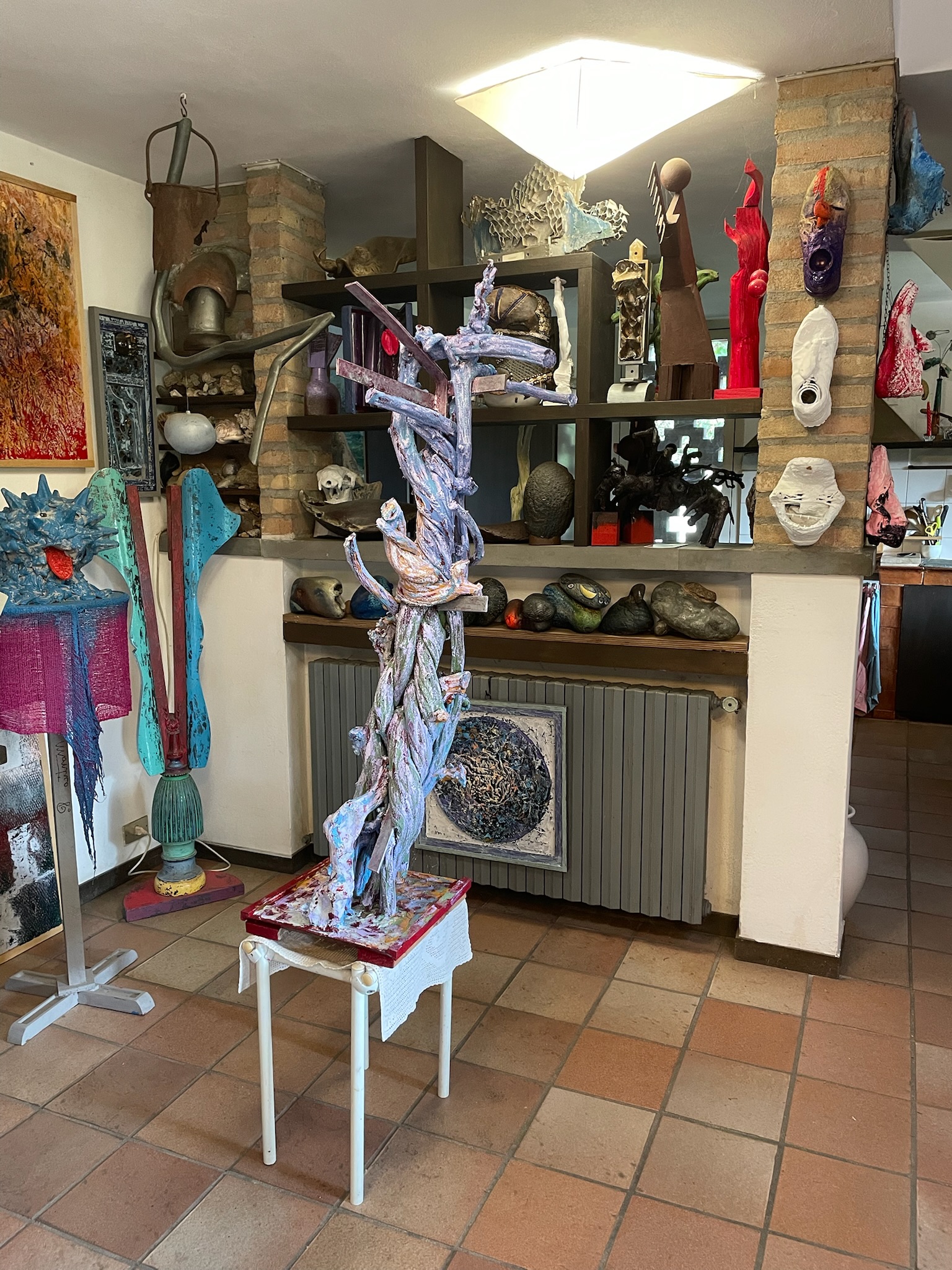 Montico House 17 - Day area - sculptures and studio objects