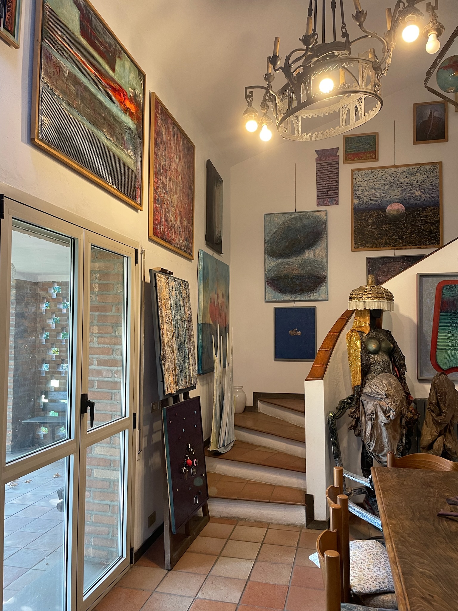 Montico House 29 - Corridor with windows - landscapes and drawings