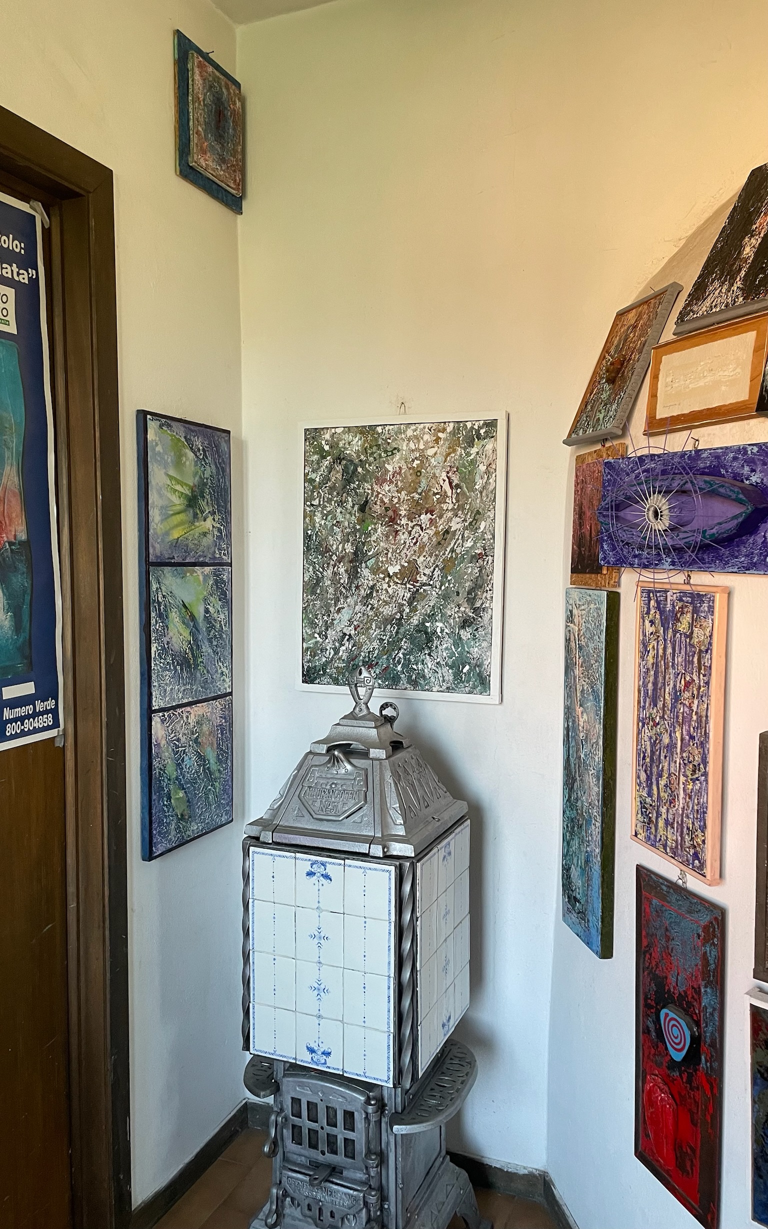 Montico House 42 - Studio passage - canvases and wood stove