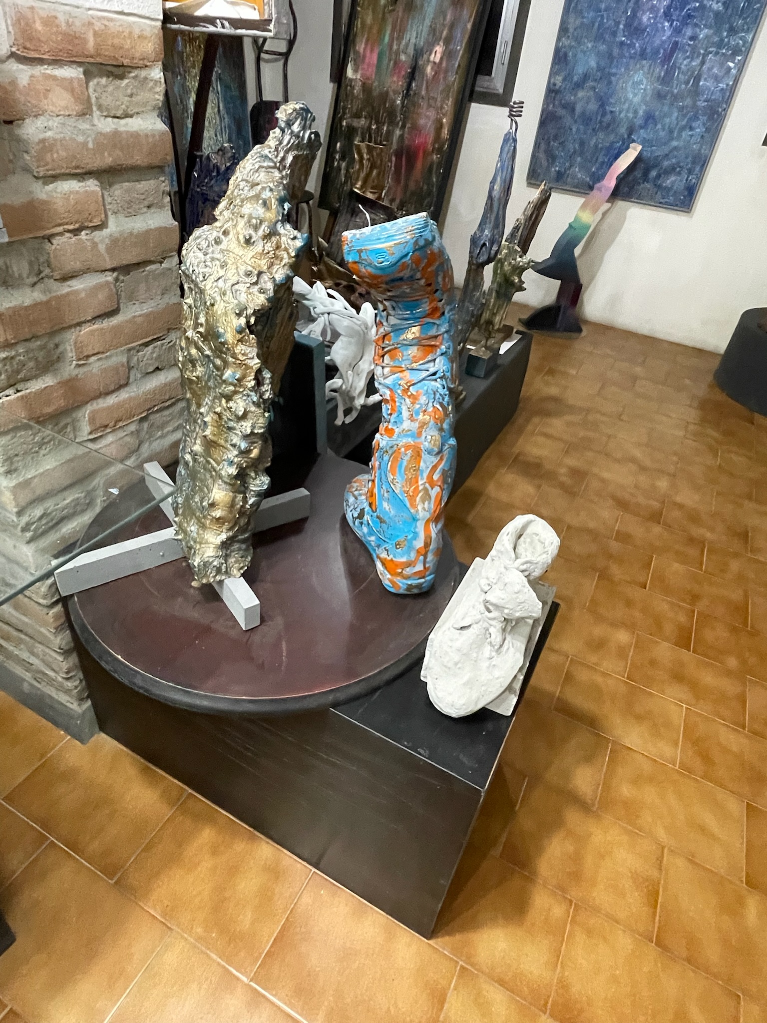 Montico House 43 - Sculptural base detail - matter on pedestal