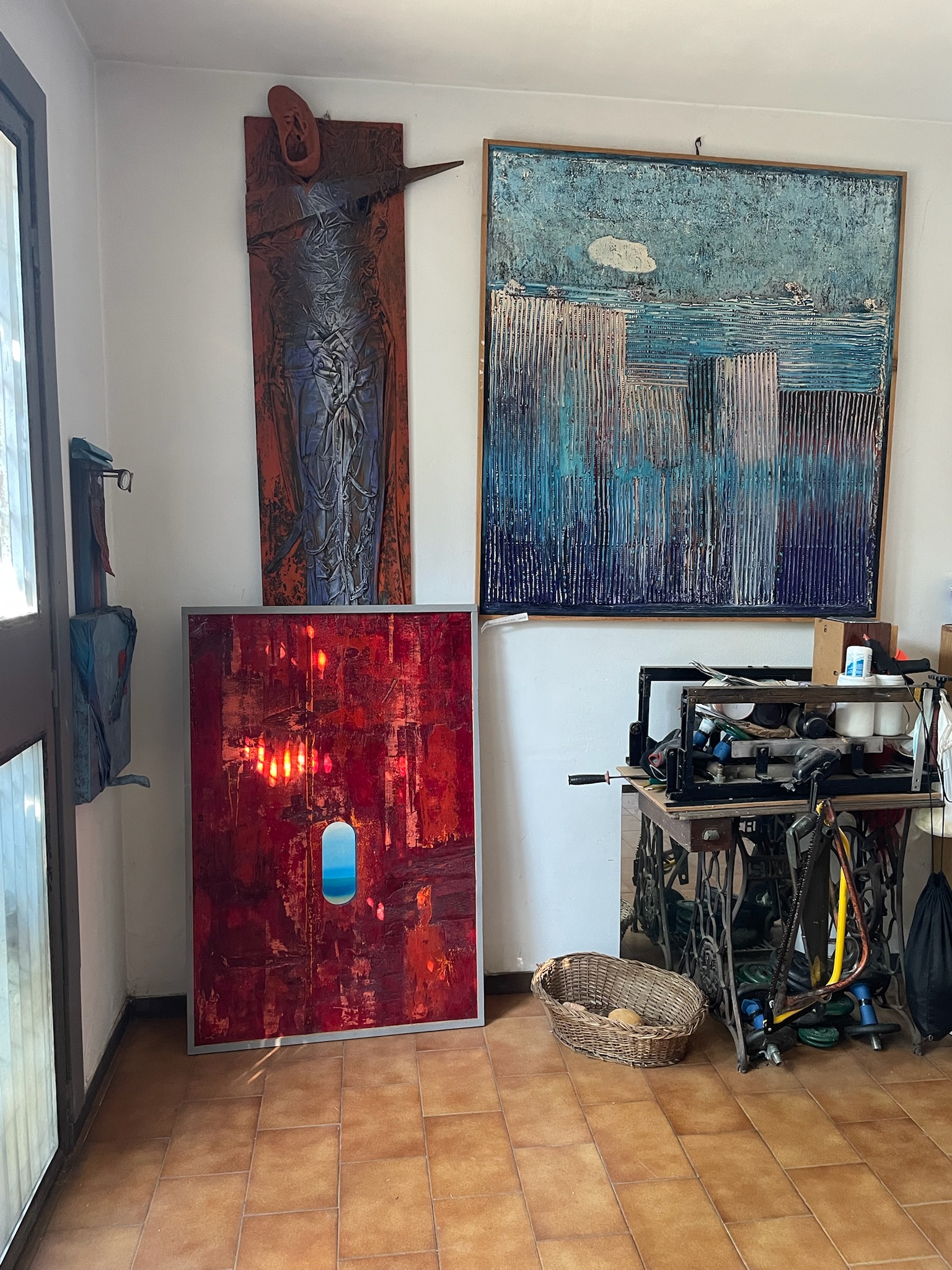 Montico House 46 - Blue-red studio area - chromatic contrasts